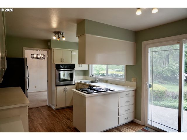 445 STERLING Dr, Eugene, OR 97404