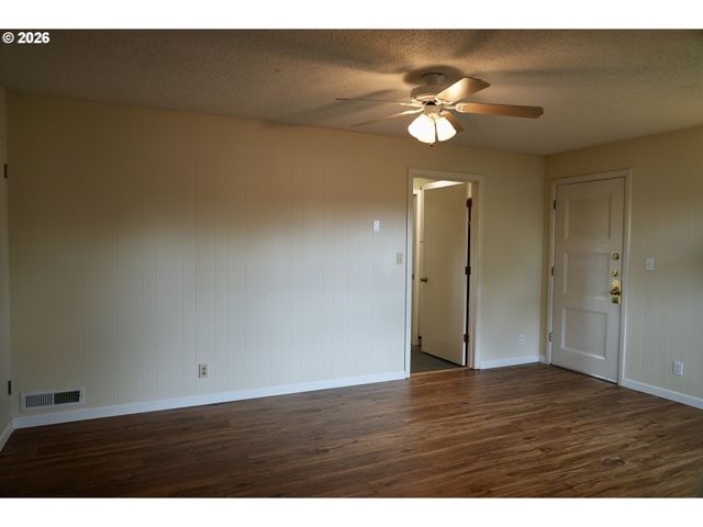 445 STERLING Dr, Eugene, OR 97404