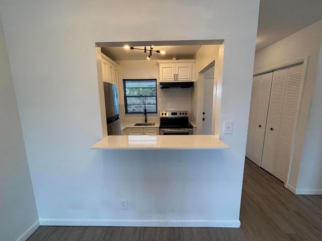 1112 Lake Terrace 207, Boynton Beach, FL 33426