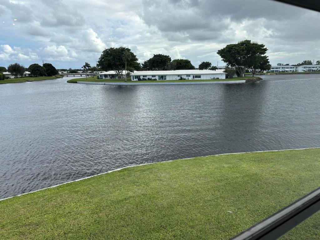 1112 Lake Terrace 207, Boynton Beach, FL 33426