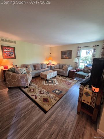 902 Saybrook Drive, Waterford Charter Township, MI 48327