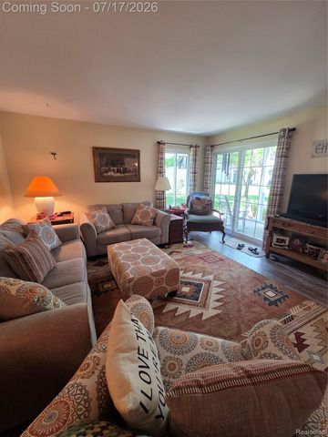 902 Saybrook Drive, Waterford Charter Township, MI 48327