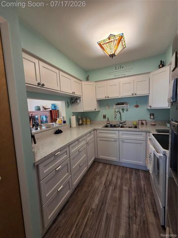 902 Saybrook Drive, Waterford Charter Township, MI 48327