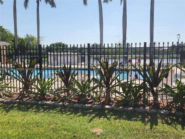 4250 SW 72nd Ter, Davie, FL 33314