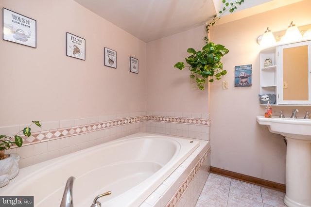 3648 ESSEX LN, Philadelphia, PA 19114