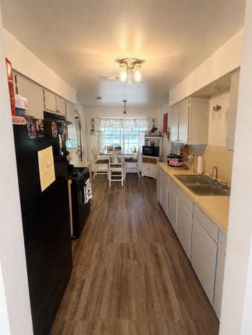 2616 Texas Avenue, Dickinson, TX 77539