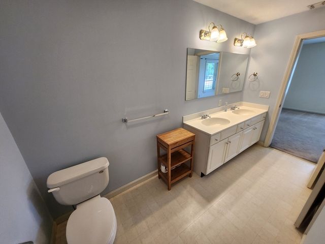 4 Edgemoor Circle 4, Wellesley, MA 02482