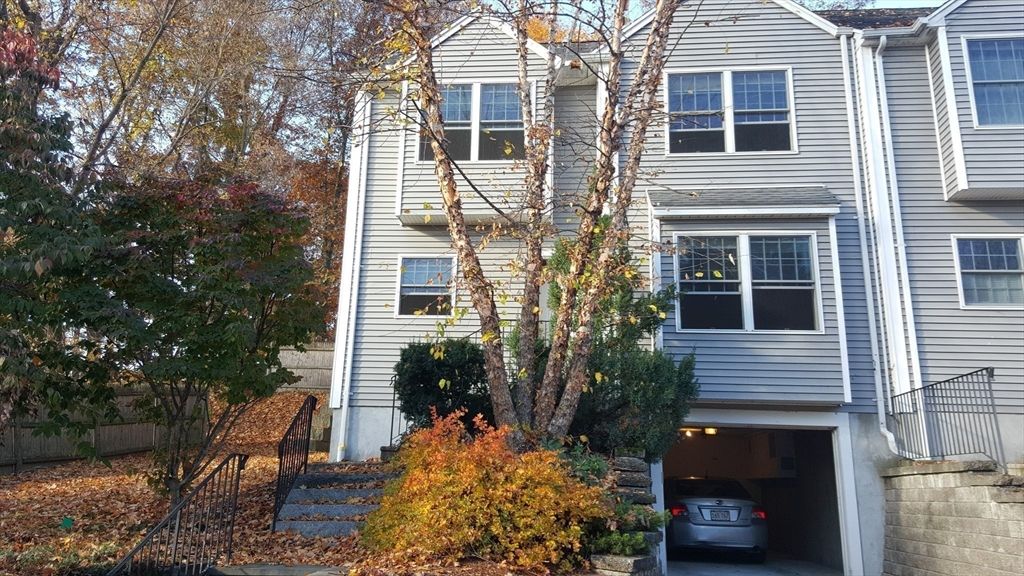 4 Edgemoor Circle 4, Wellesley, MA 02482