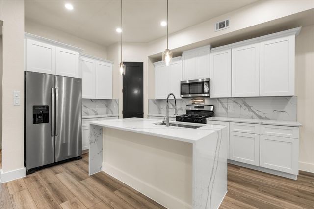 7901 Grandview Street B, Houston, TX 77051