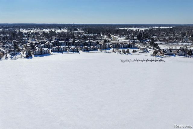 3364 Loon Lake Court, Waterford, MI 48329