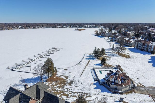 3364 Loon Lake Court, Waterford, MI 48329