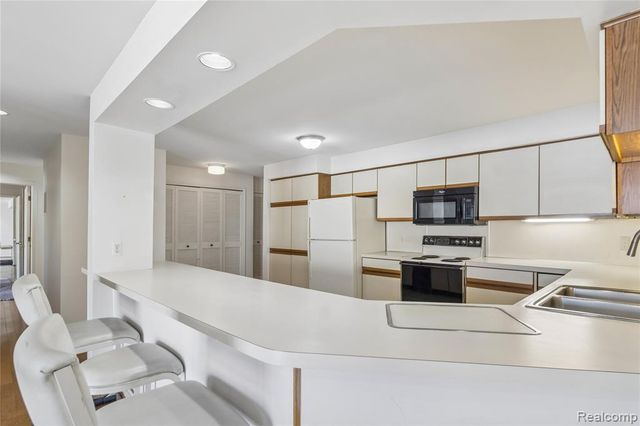 3364 Loon Lake Court, Waterford, MI 48329