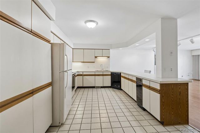 3364 Loon Lake Court, Waterford, MI 48329