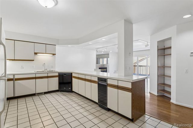 3364 Loon Lake Court, Waterford, MI 48329