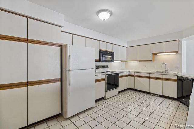 3364 Loon Lake Court, Waterford, MI 48329