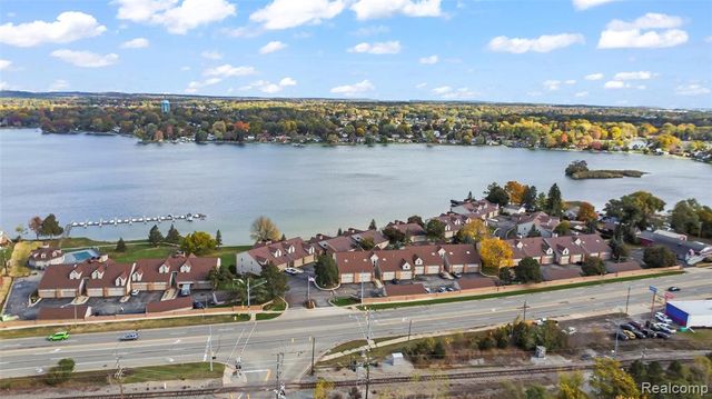 3364 Loon Lake Court, Waterford, MI 48329