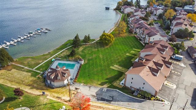 3364 Loon Lake Court, Waterford, MI 48329