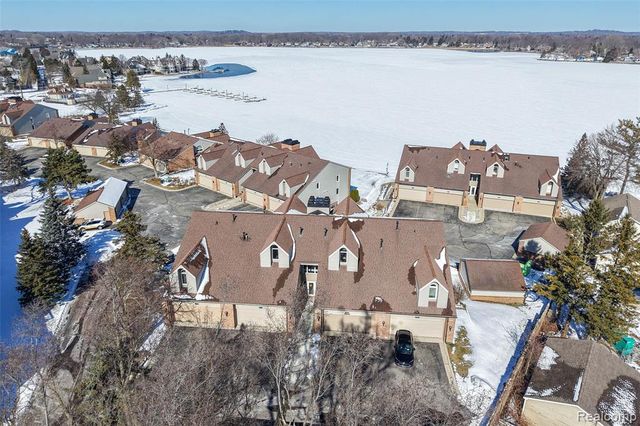 3364 Loon Lake Court, Waterford, MI 48329