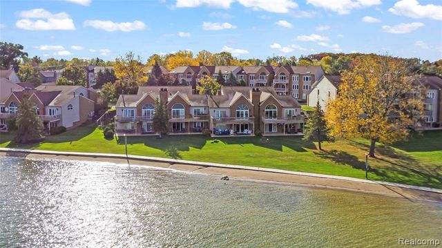 3364 Loon Lake Court, Waterford, MI 48329