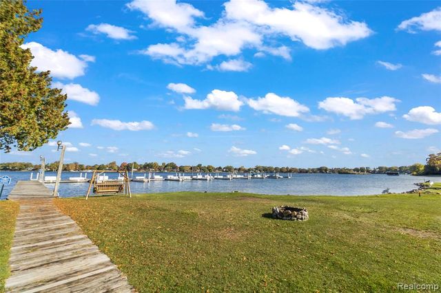 3364 Loon Lake Court, Waterford, MI 48329