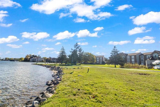 3364 Loon Lake Court, Waterford, MI 48329