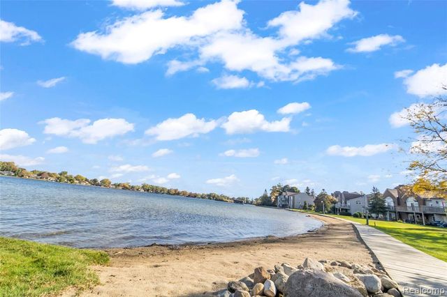 3364 Loon Lake Court, Waterford, MI 48329