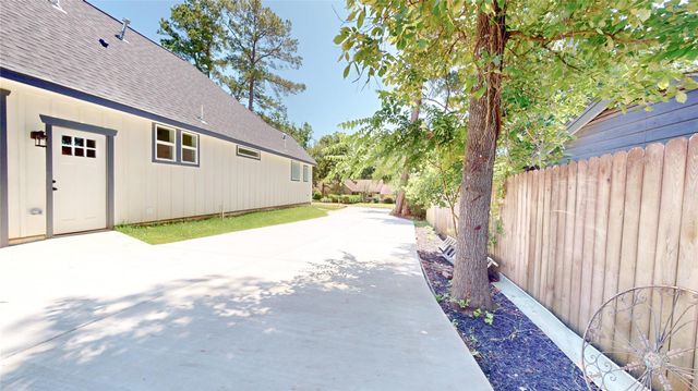 462 Carriage Trail, Conroe, TX 77316