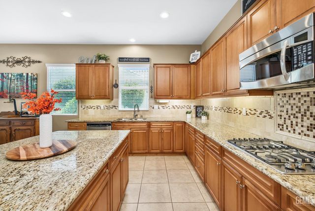 13802 Summit Village Road, Bakersfield, CA 93306