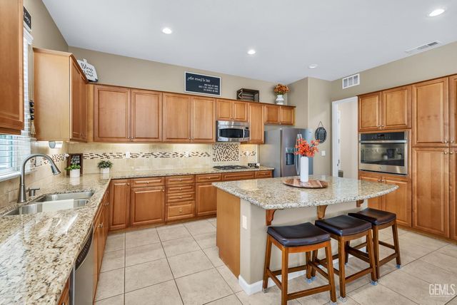 13802 Summit Village Road, Bakersfield, CA 93306