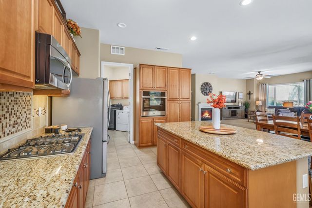 13802 Summit Village Road, Bakersfield, CA 93306