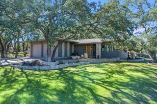 101 Bedford DR, Spicewood, TX 78669