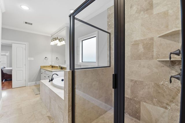 1020 W 22nd Street B, Houston, TX 77008