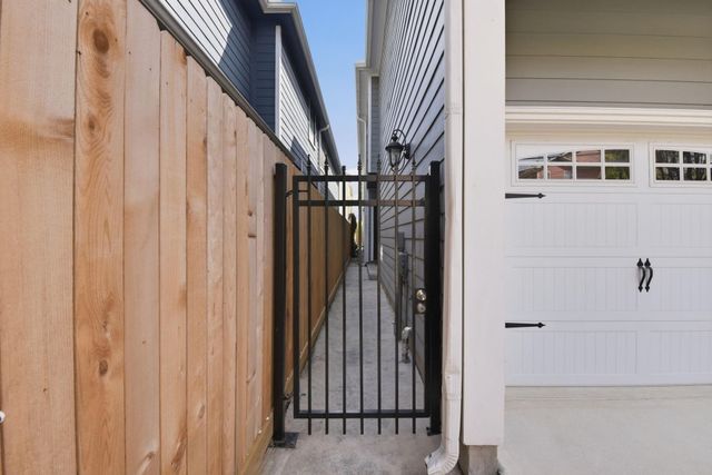 1020 W 22nd Street B, Houston, TX 77008