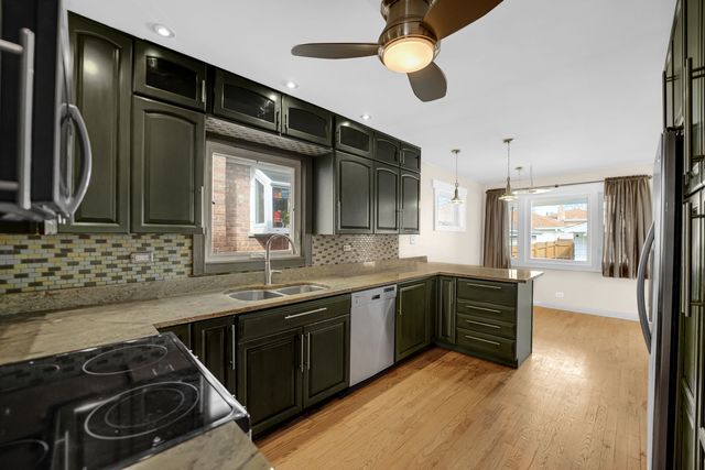 7520 W Carmen Avenue, Harwood Heights, IL 60706