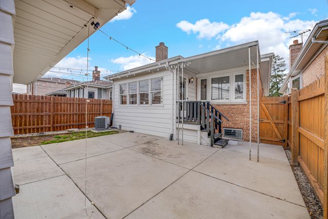 7520 W Carmen Avenue, Harwood Heights, IL 60706