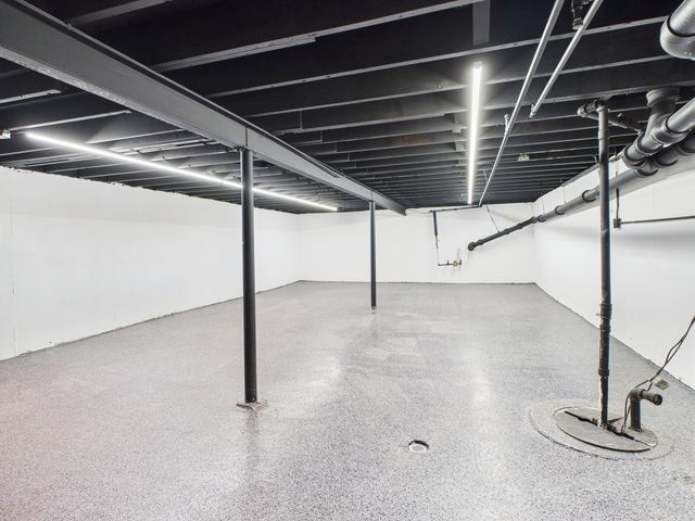 8113 N Milwaukee Avenue, Niles, IL 60714