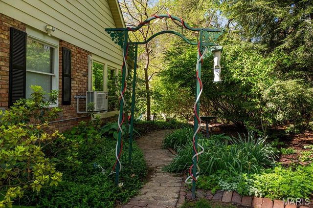 1010 Robert Drive, Godfrey, IL 62035