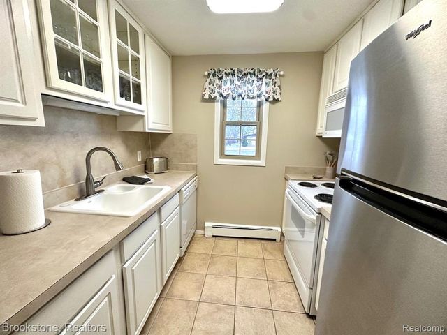 2332 W 14 Mile Road, Royal Oak, MI 48073