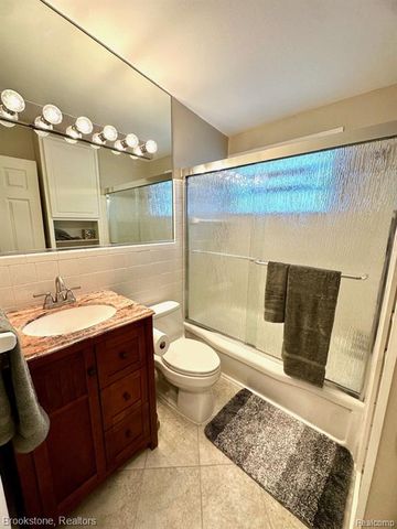 2332 W 14 Mile Road, Royal Oak, MI 48073