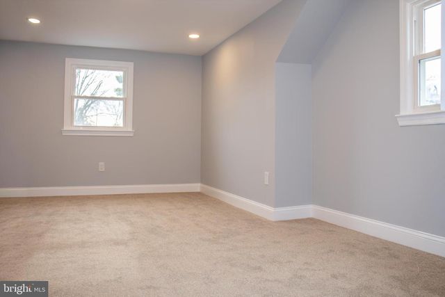 952 COLUMBUS RD, Burlington, NJ 08016