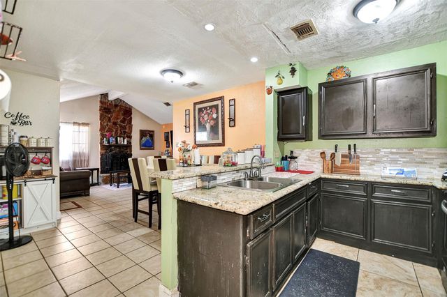 8642 Flower Path Street, Houston, TX 77044