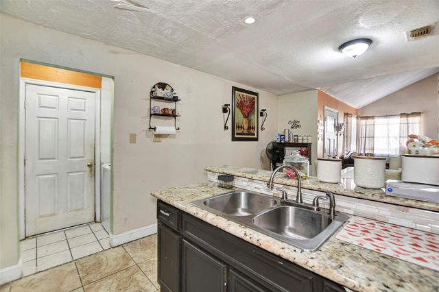 8642 Flower Path Street, Houston, TX 77044