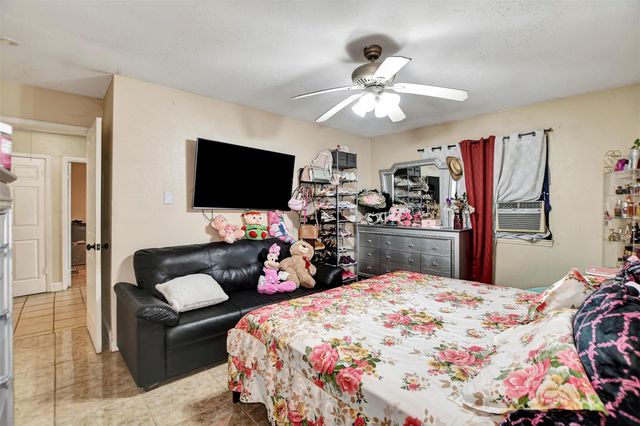 8642 Flower Path Street, Houston, TX 77044