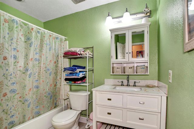 8642 Flower Path Street, Houston, TX 77044