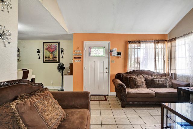 8642 Flower Path Street, Houston, TX 77044