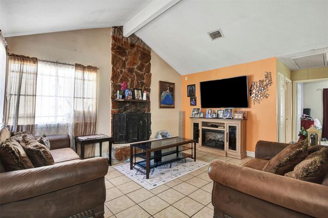 8642 Flower Path Street, Houston, TX 77044