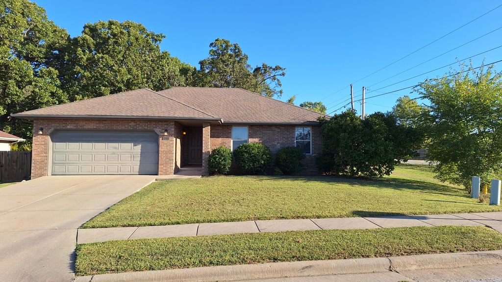 1305 E Hampton Drive, Ozark, MO 65721