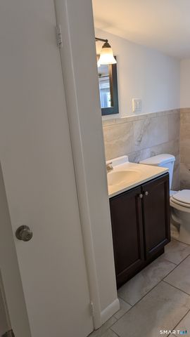 657 Naugatuck Avenue 2nd floor, Milford, CT 06461