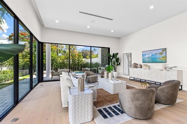 723 Lake Avenue N, Delray Beach, FL 33483