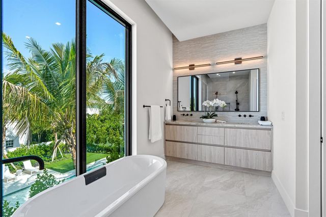 723 Lake Avenue N, Delray Beach, FL 33483